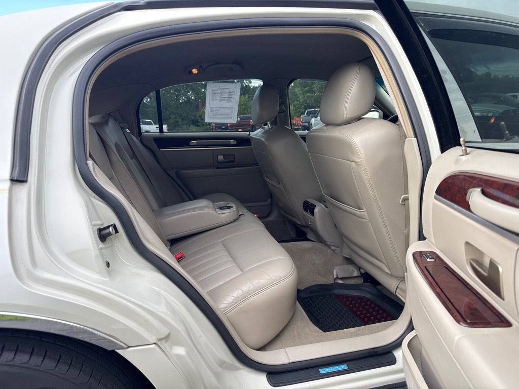 Used 2006 Lincoln Town Car Signature RWD image 13