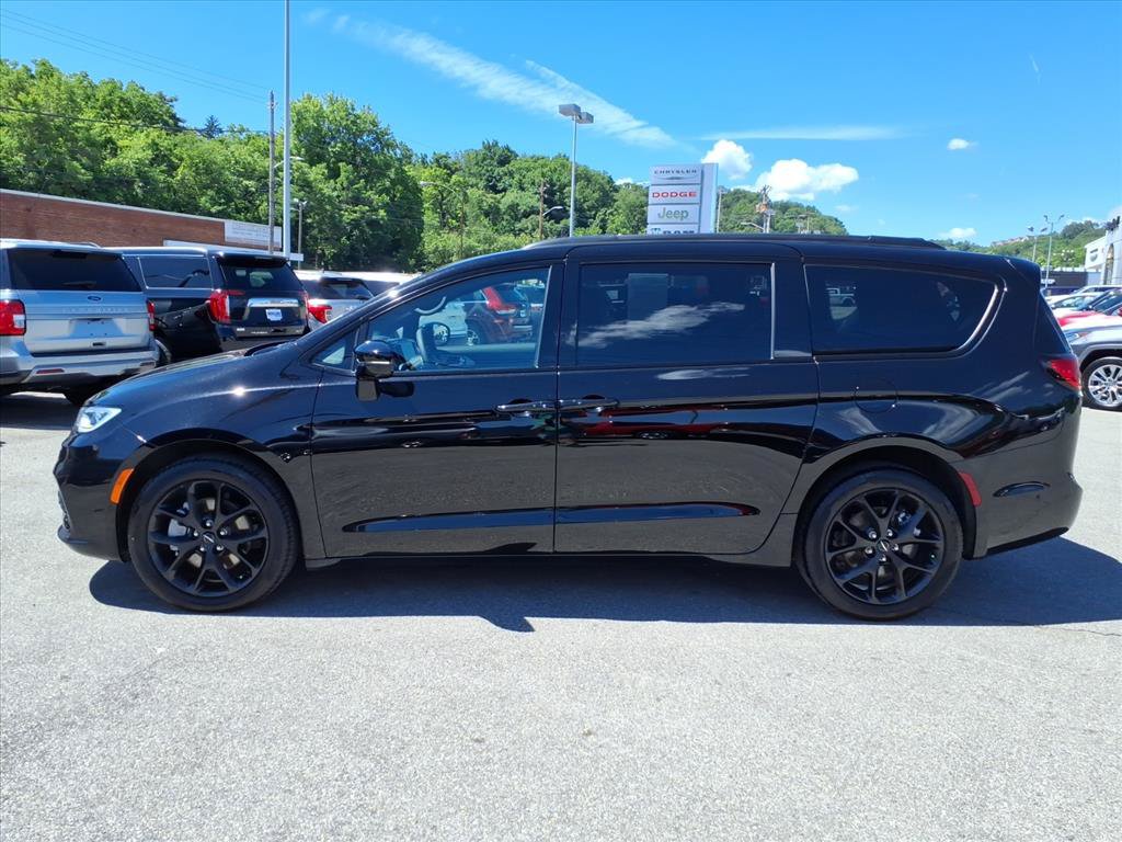 Used 2024 Chrysler Pacifica Limited w/ Uconnect Theater Family Group AWD/4WD image 7