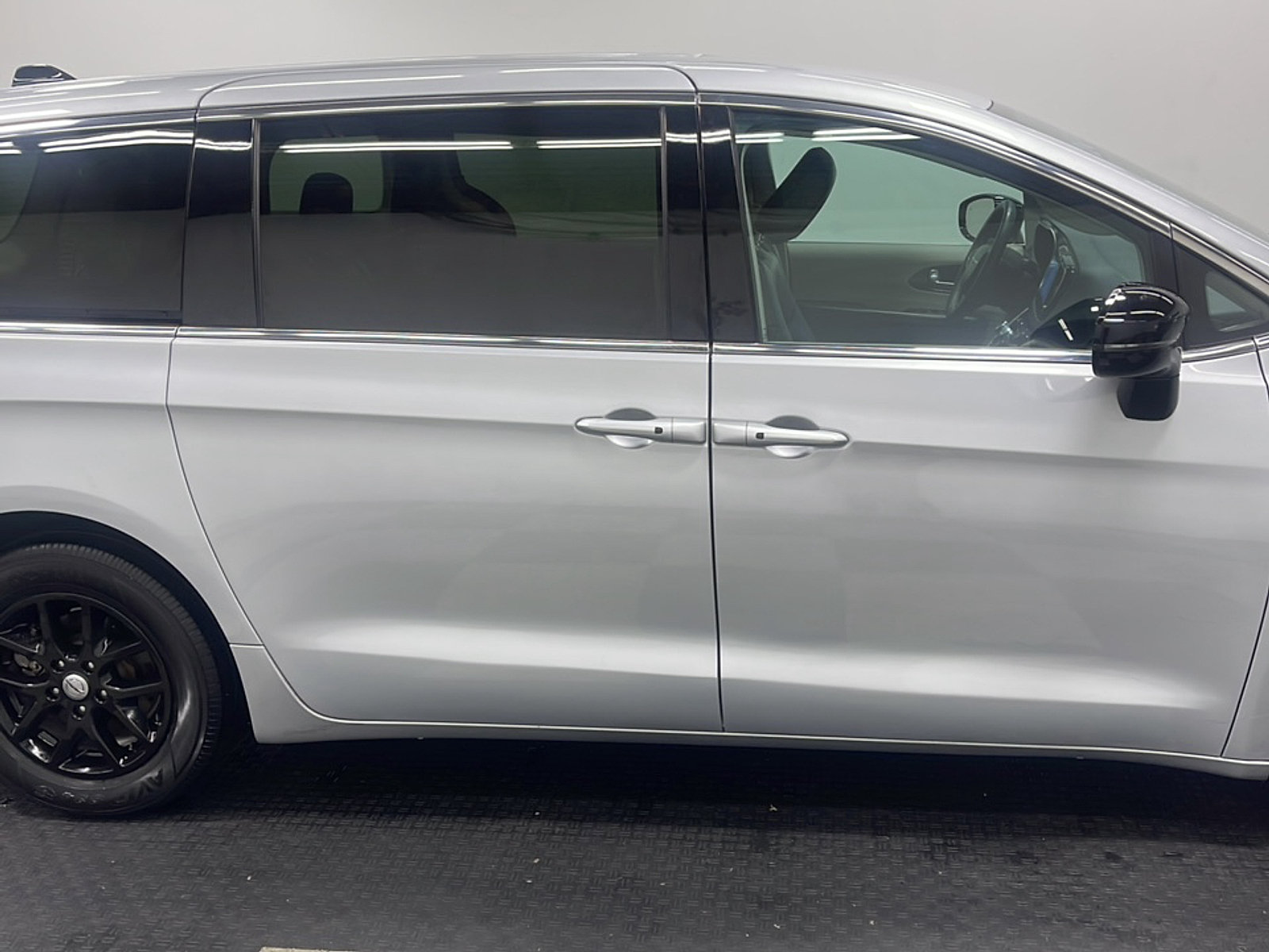 Used 2024 Chrysler Pacifica Touring-L FWD image 21