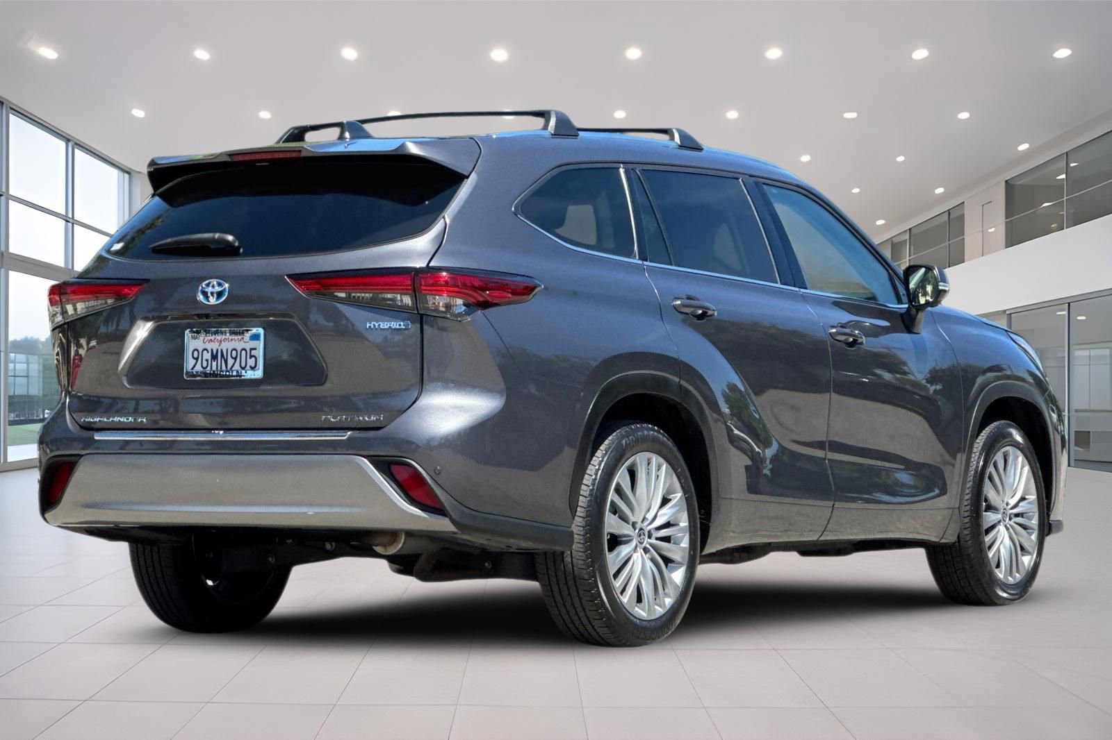 Used 2023 Toyota Highlander Platinum FWD image 4