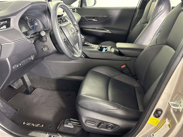 Used 2022 Toyota Venza XLE image 14