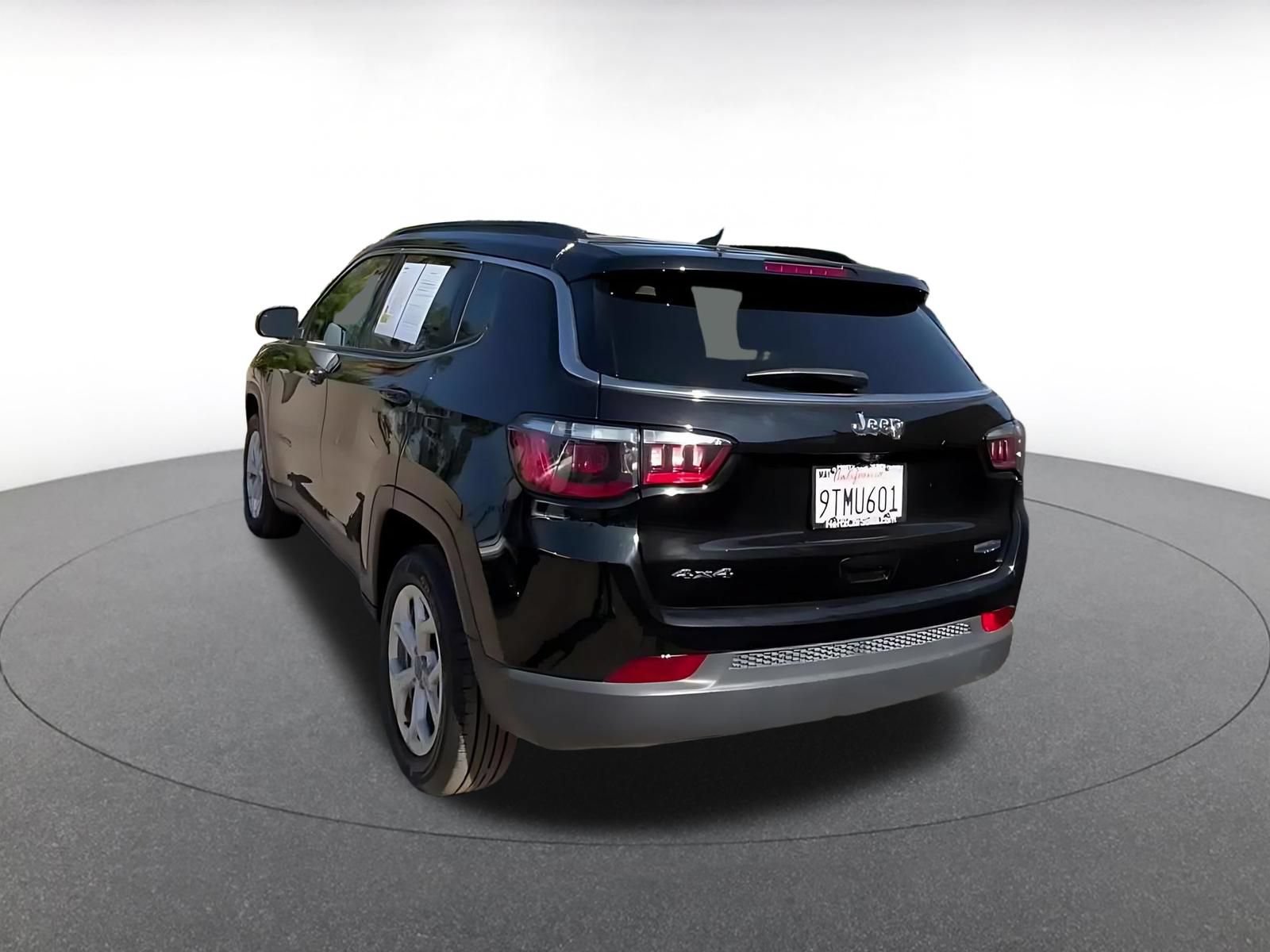Used 2025 Jeep Compass Latitude AWD/4WD image 11