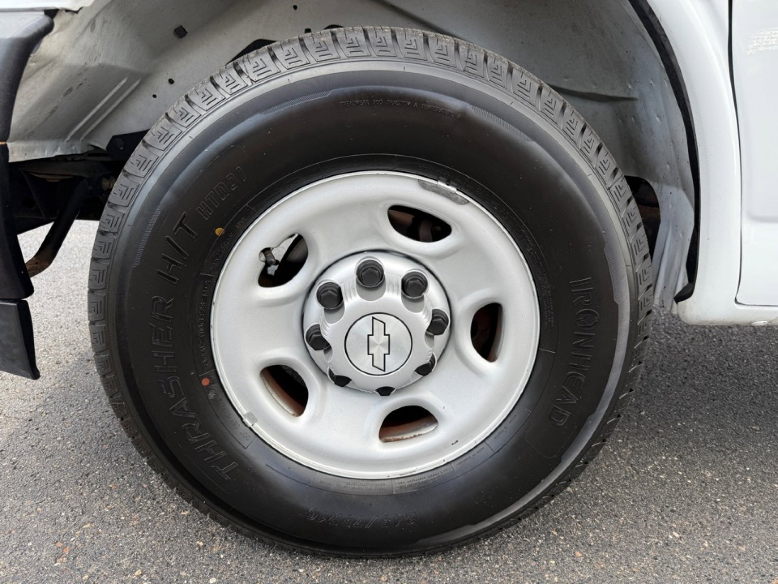 Used 2018 Chevrolet Express 2500 image 34