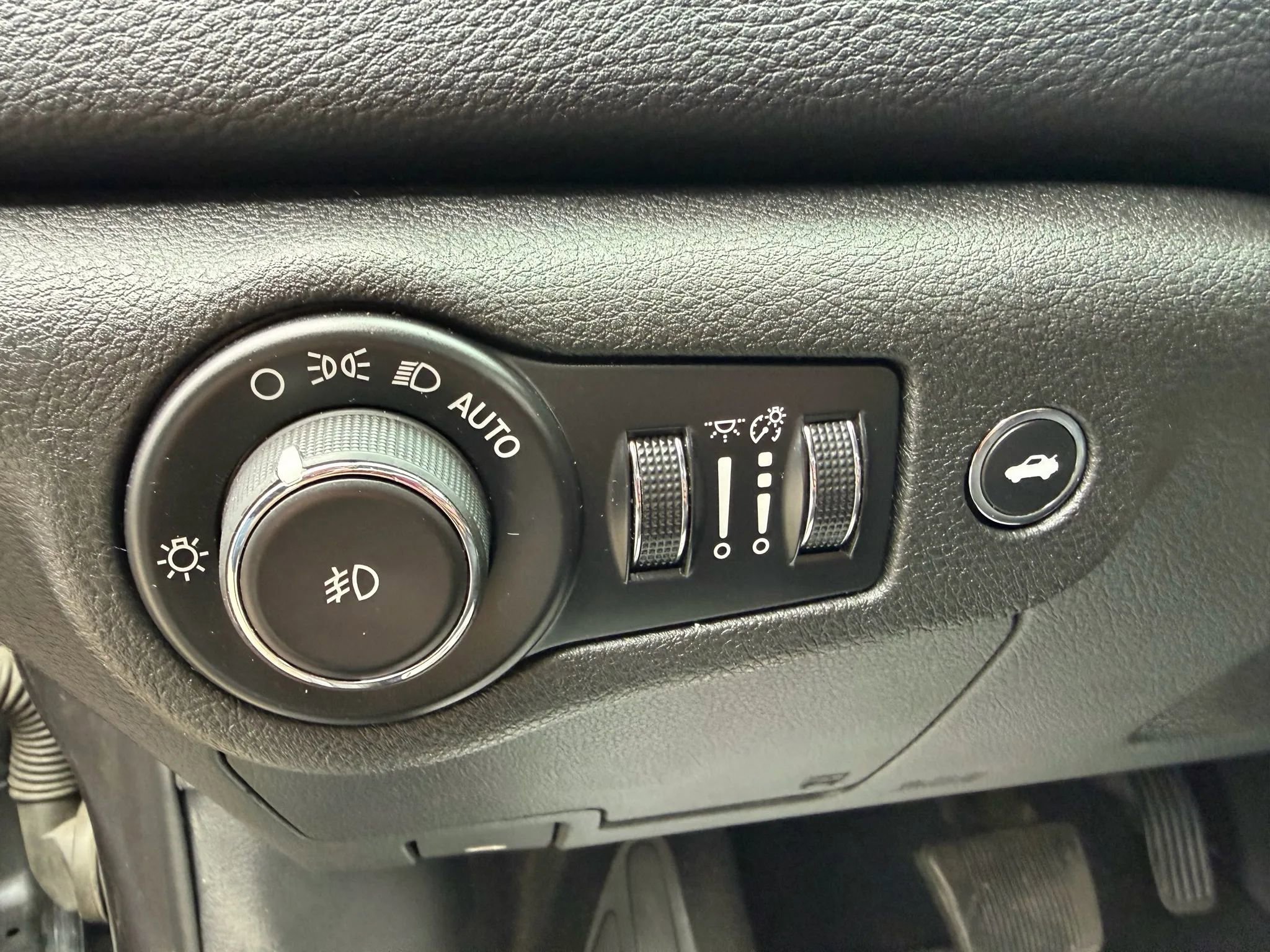 Used 2015 Chrysler 200 S w/ Navigation & Sound Group I image 28