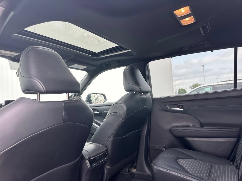 Used 2021 Toyota Highlander XSE AWD/4WD image 19