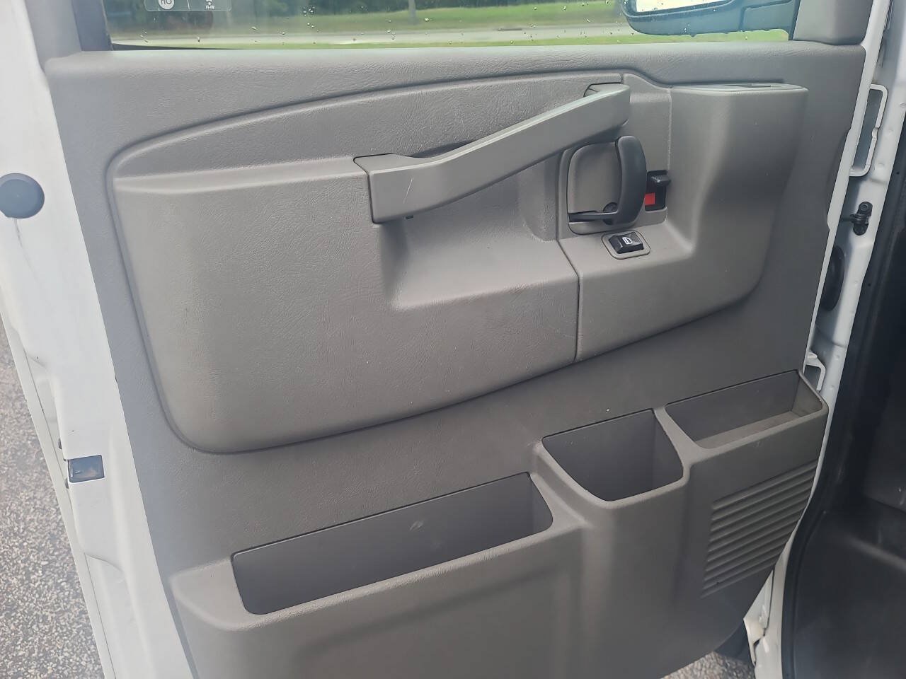 Used 2018 Chevrolet Express 2500 RWD image 19