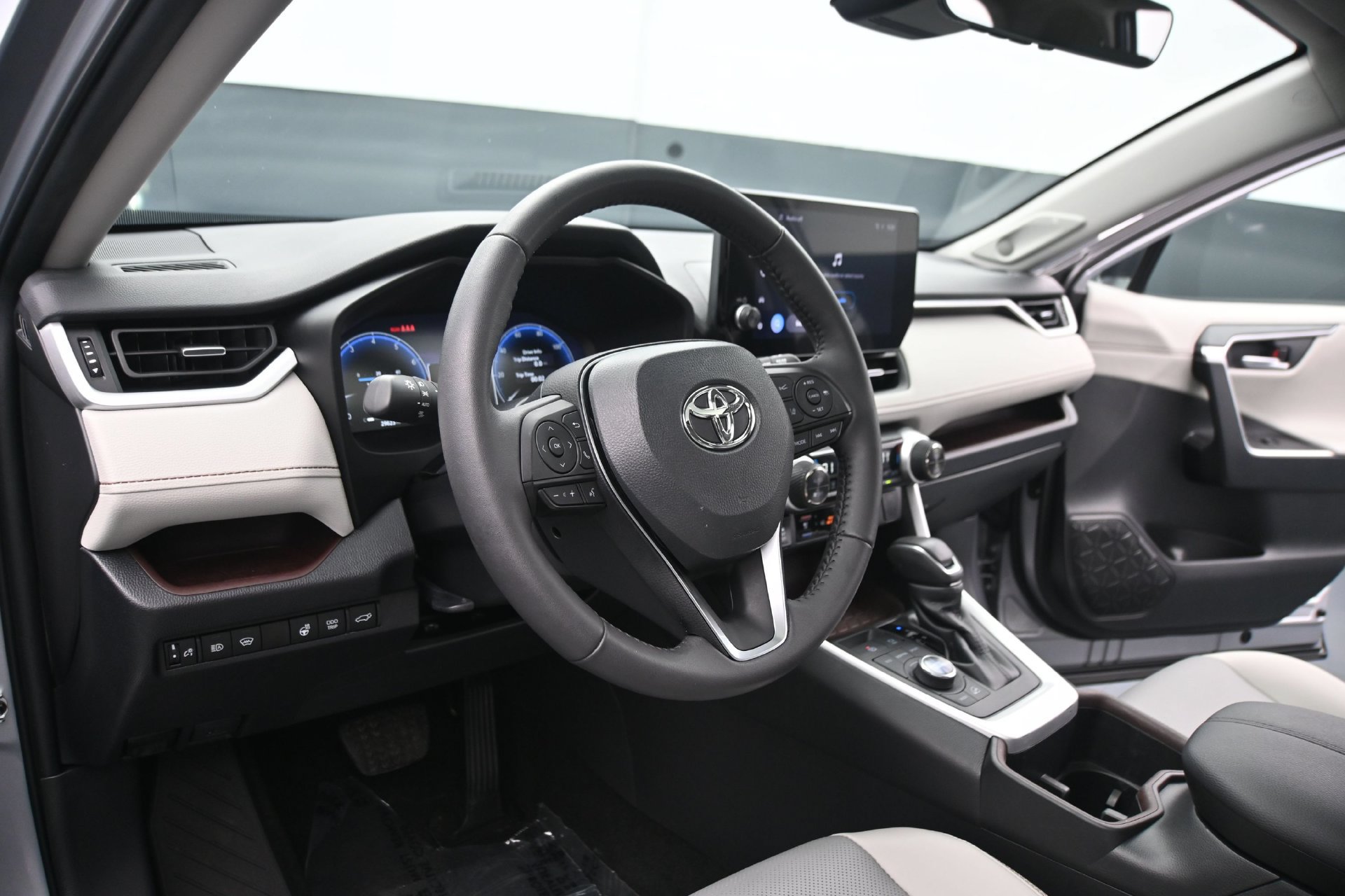 Used 2024 Toyota RAV4 Limited w/ Weather Package AWD/4WD image 23