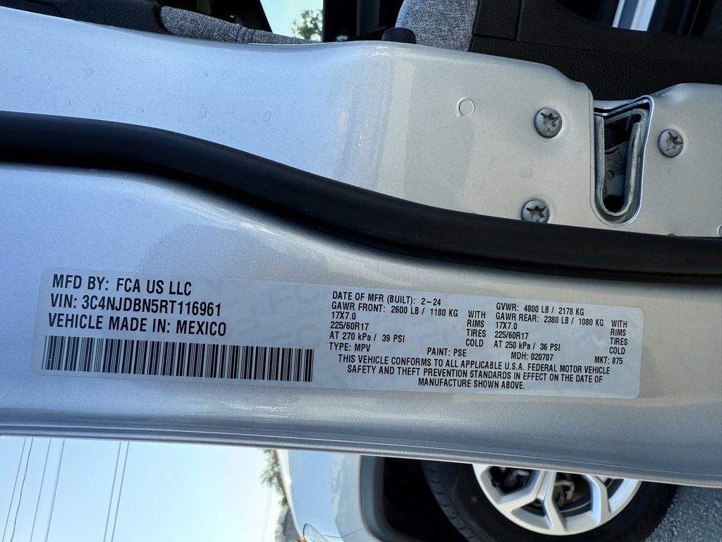 Used 2024 Jeep Compass Latitude image 32