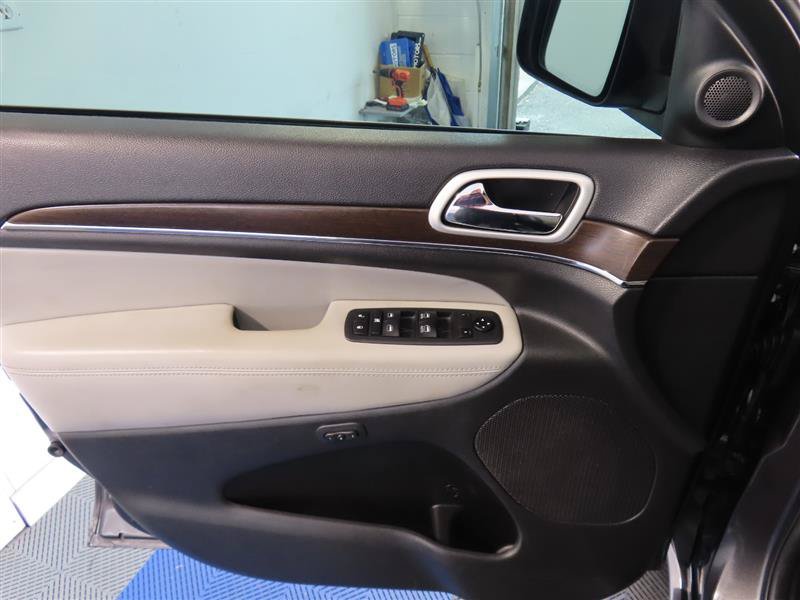 Used 2018 Jeep Grand Cherokee Limited AWD/4WD image 16