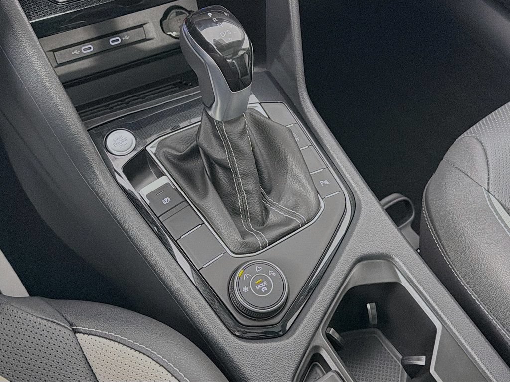Certified 2025 Volkswagen Taos SEL AWD/4WD image 18