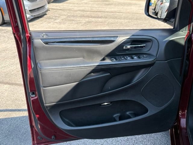 Used 2017 Dodge Grand Caravan SE FWD image 18