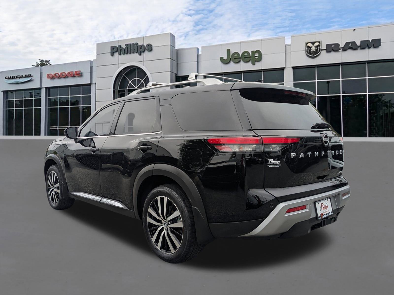 Used 2024 Nissan Pathfinder Platinum image 5