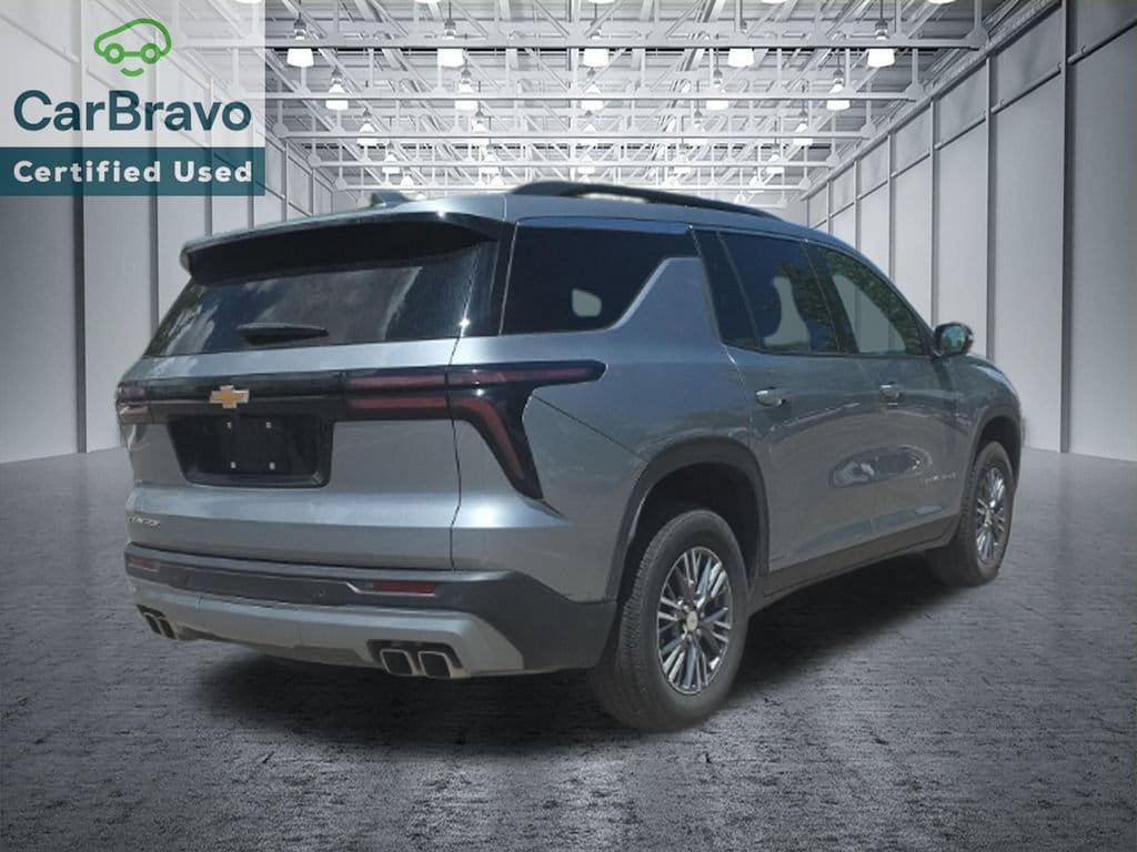 Used 2025 Chevrolet Traverse LT FWD image 6