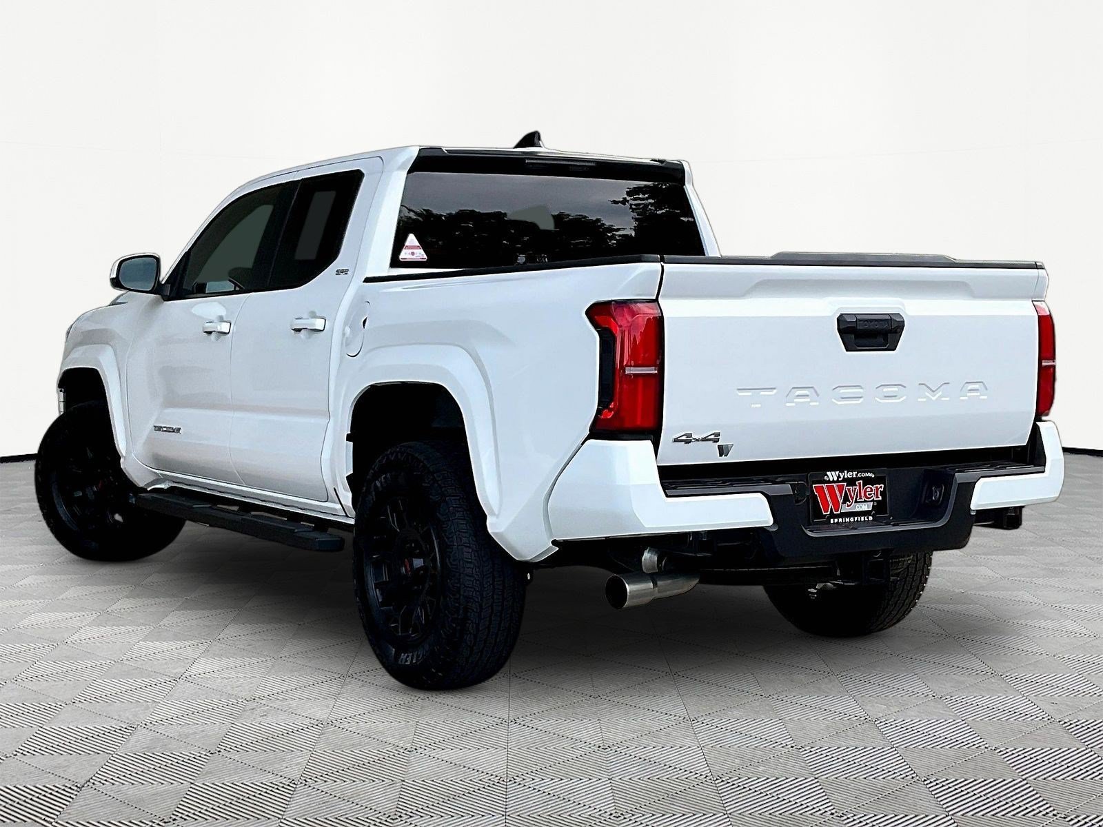 Used 2026 Toyota Tacoma SR5 AWD/4WD image 4