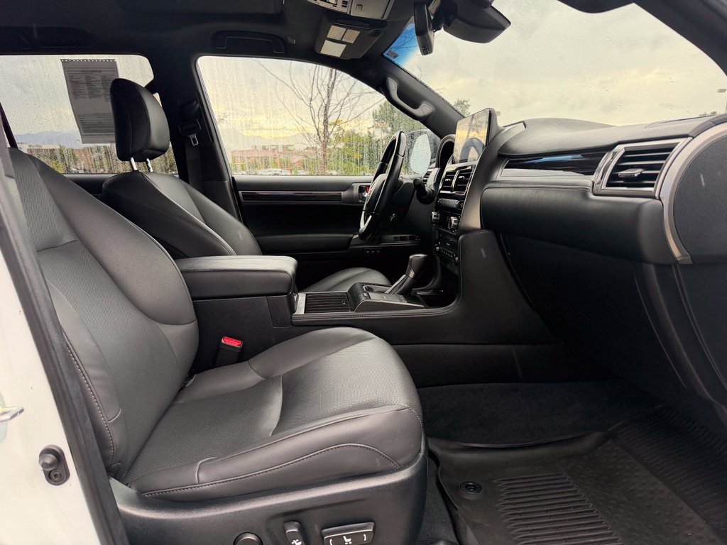 Used 2023 Lexus GX 460 Premium w/ Accessory Package AWD/4WD image 32