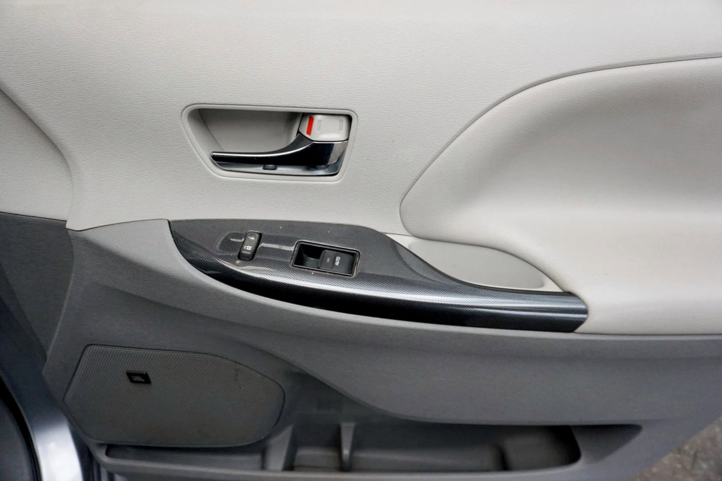 Used 2014 Toyota Sienna SE FWD image 19
