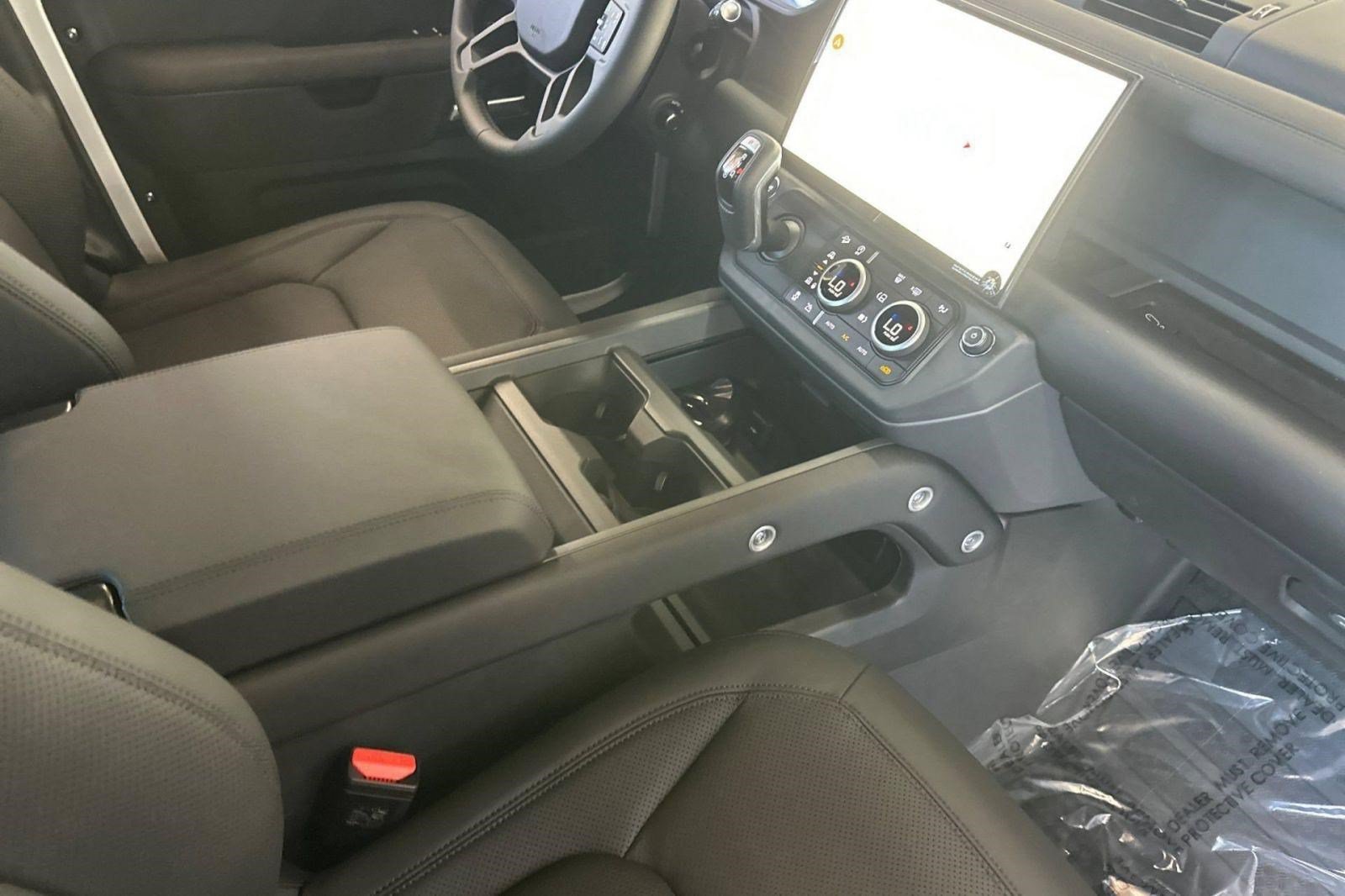 New 2026 Land Rover Defender 130 X-Dynamic SE AWD/4WD image 29