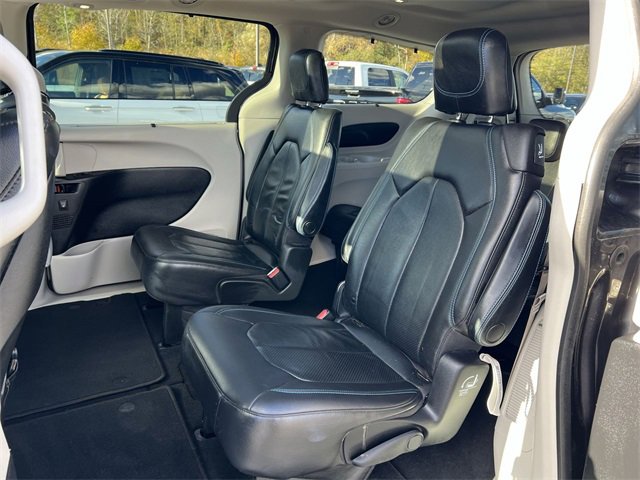Used 2021 Chrysler Pacifica Touring-L w/ Uconnect Theater Family Group image 17