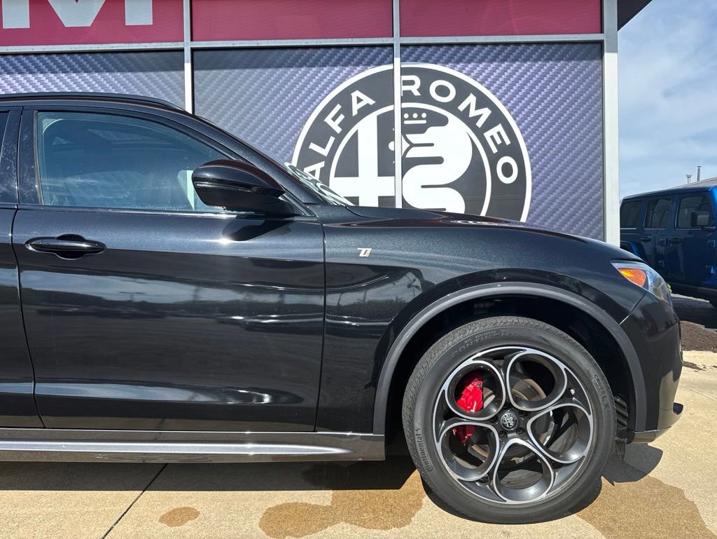 Used 2023 Alfa Romeo Stelvio Ti AWD/4WD image 3