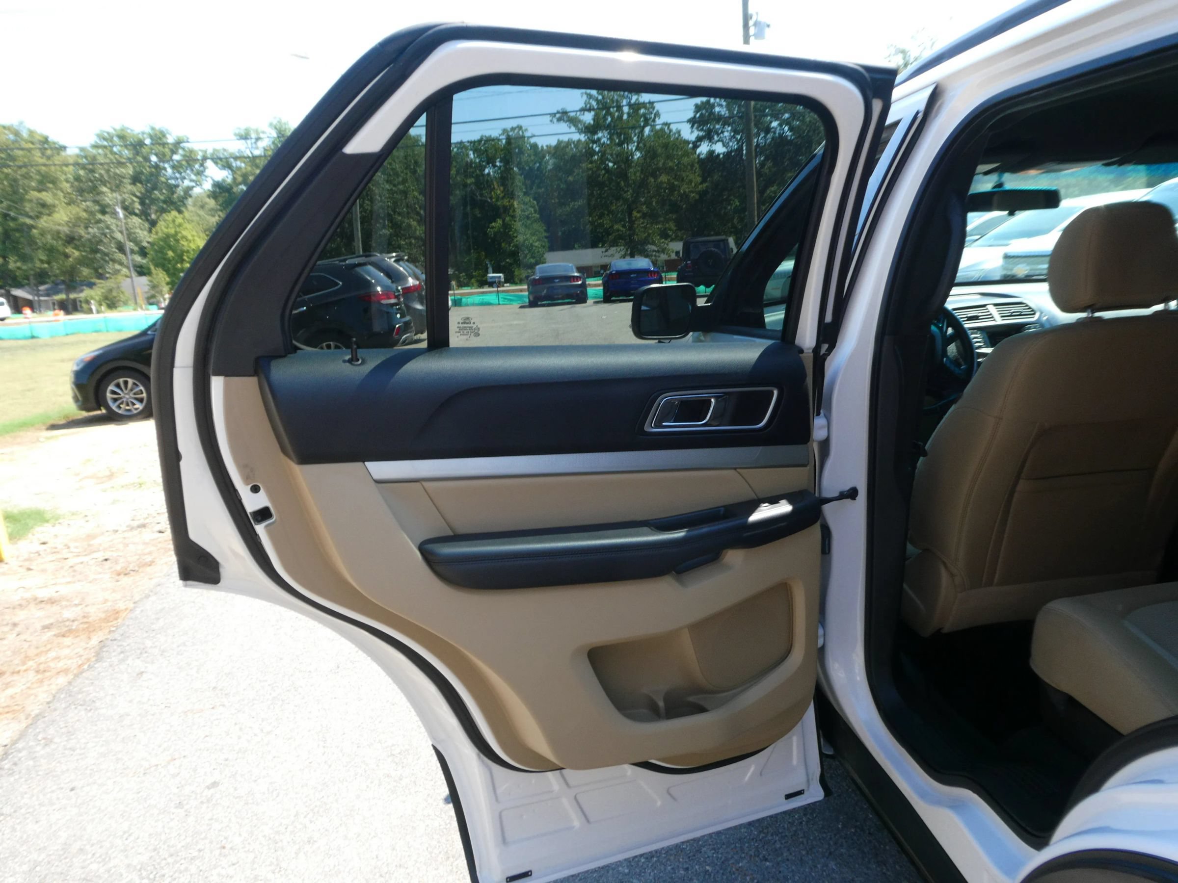Used 2017 Ford Explorer XLT FWD image 26