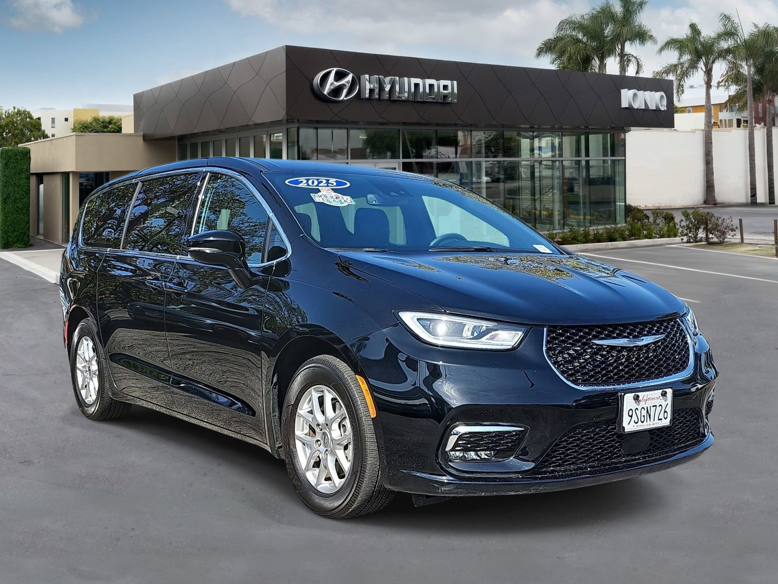 Used 2025 Chrysler Pacifica Select FWD image 1