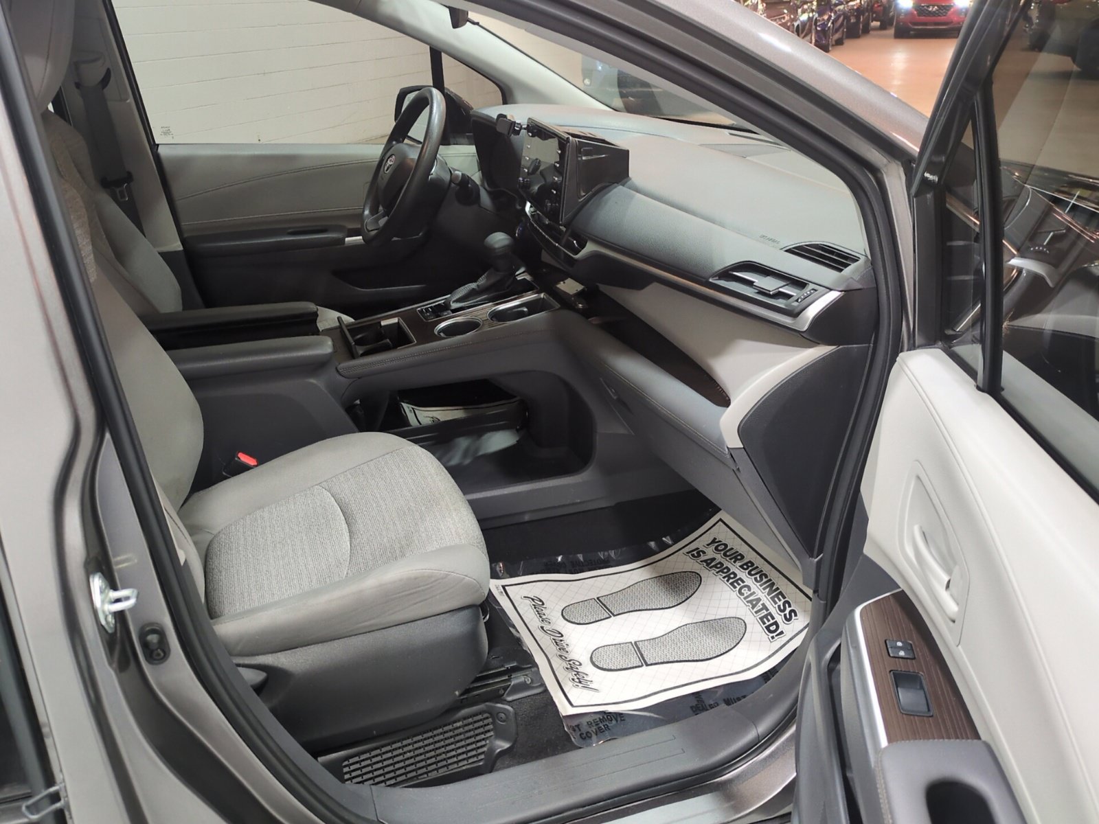 Used 2022 Toyota Sienna LE FWD image 9