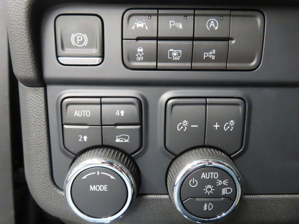Used 2025 Chevrolet Suburban Premier AWD/4WD image 57