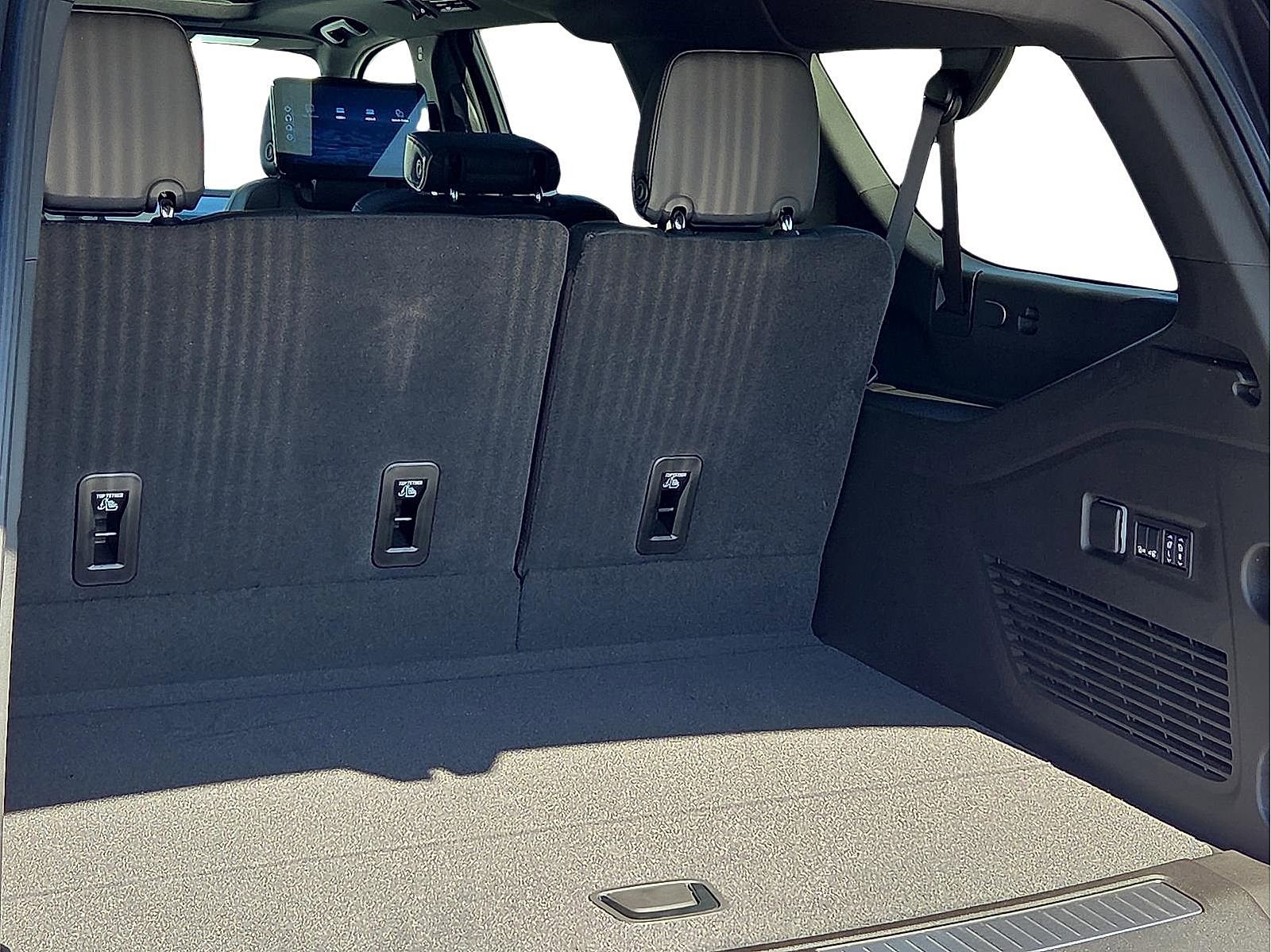 New 2026 Chevrolet Suburban Premier image 8