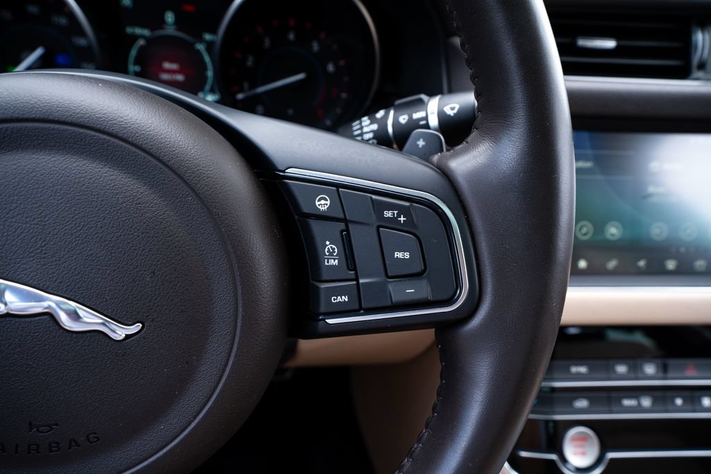 Used 2020 Jaguar XF Premium RWD image 33