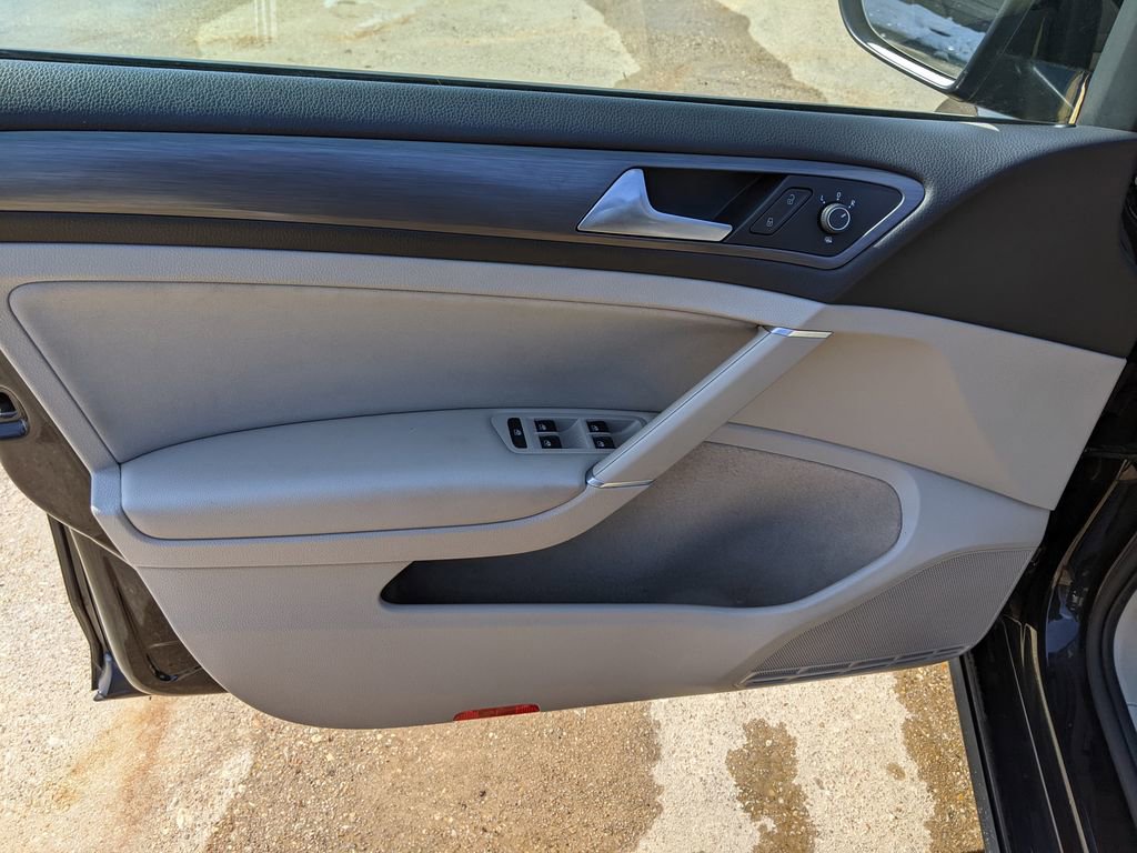 Used 2018 Volkswagen Golf S image 9