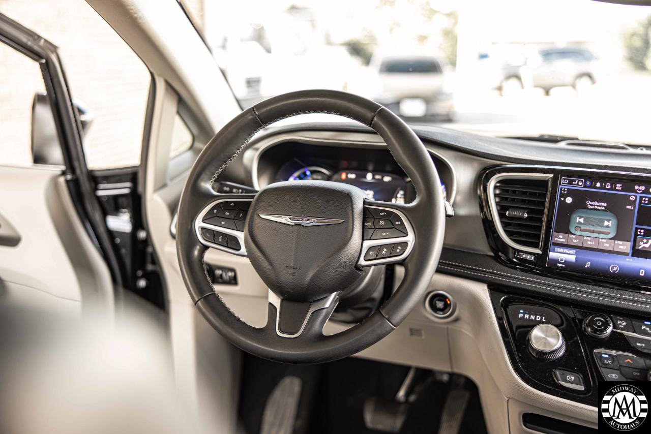 Used 2023 Chrysler Pacifica Touring-L FWD image 29