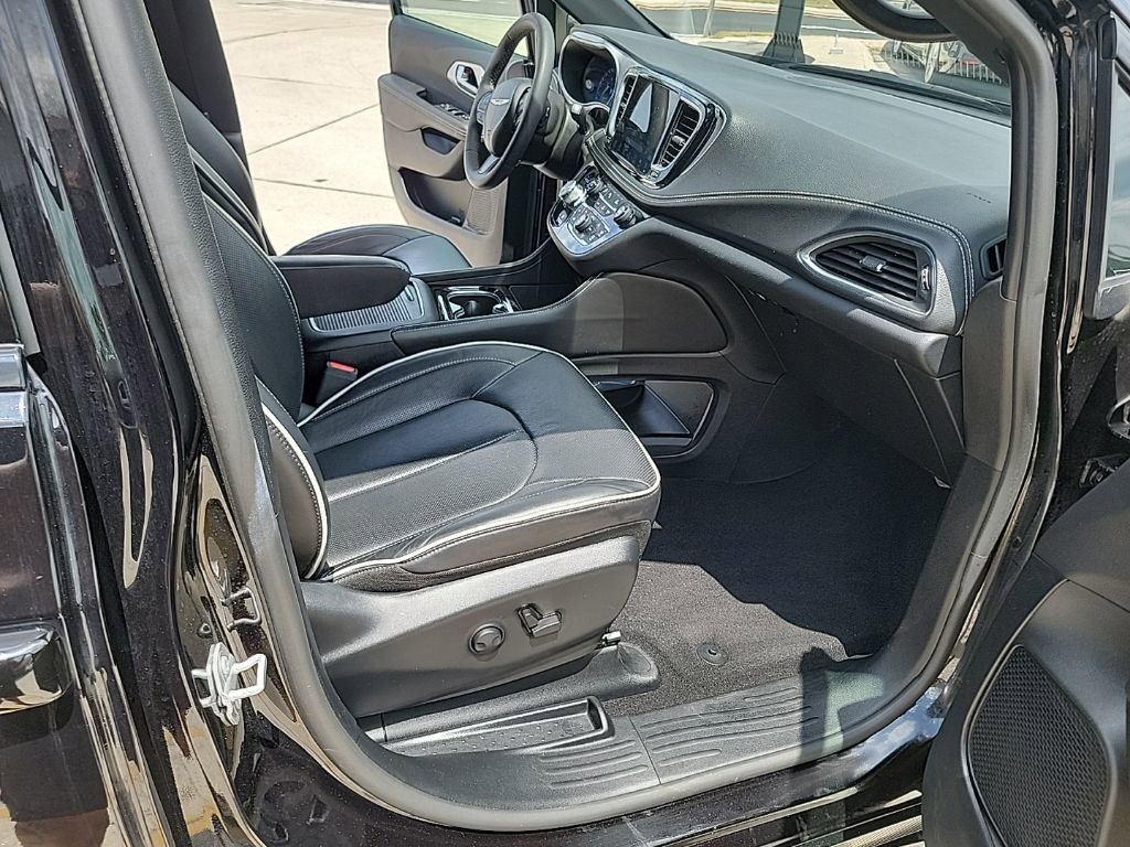 Used 2025 Chrysler Pacifica Limited image 15