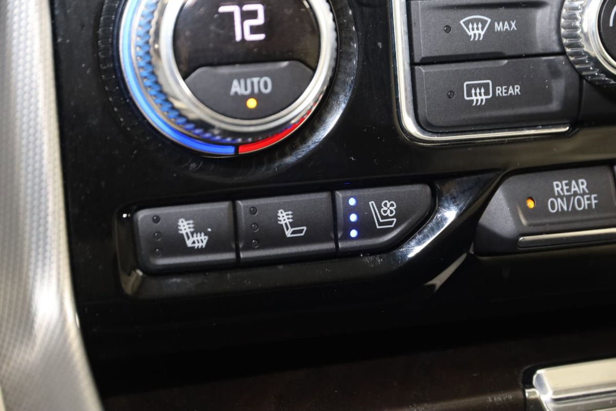 Used 2021 GMC Yukon XL Denali w/ LPO, Illumination Package AWD/4WD image 8