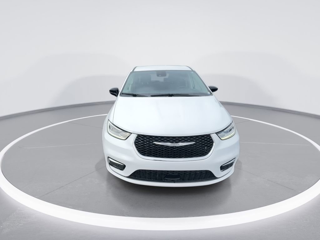 Used 2024 Chrysler Pacifica Touring-L image 3