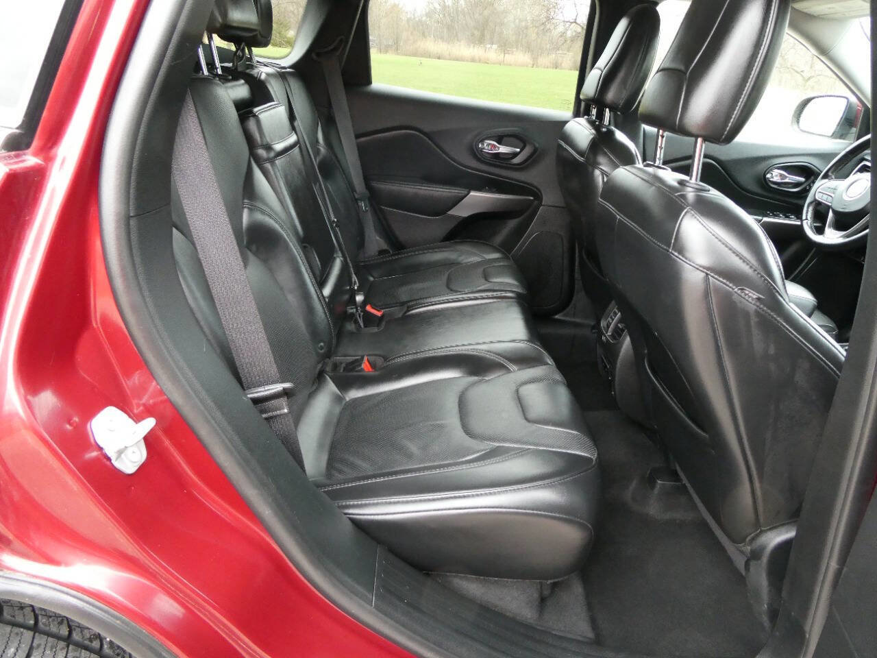 Used 2019 Jeep Cherokee Limited image 25