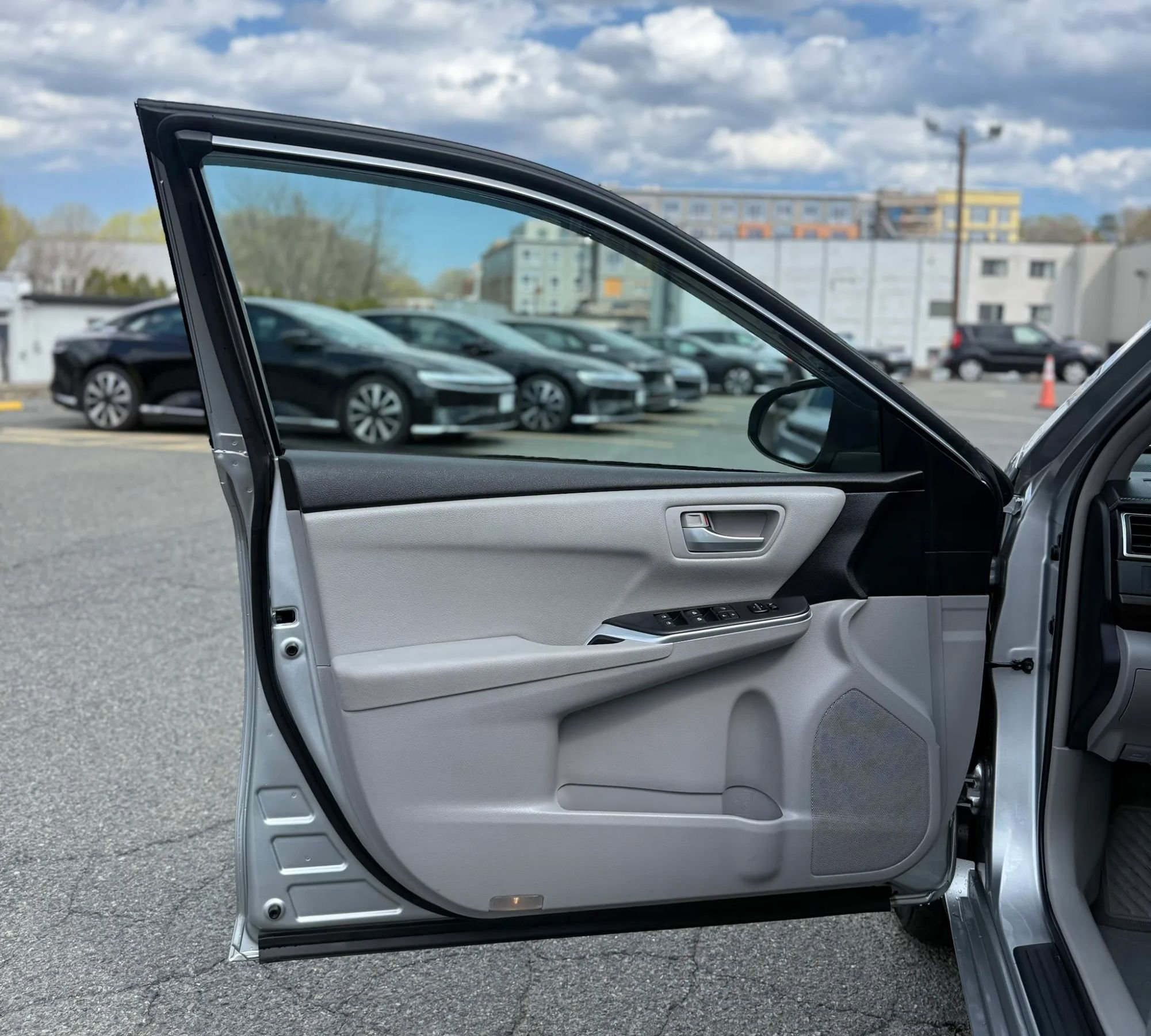Used 2016 Toyota Camry LE FWD image 23