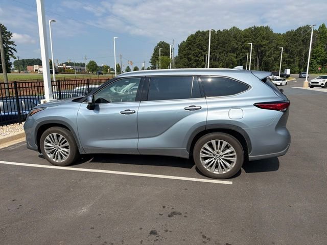Used 2023 Toyota Highlander Platinum FWD image 3