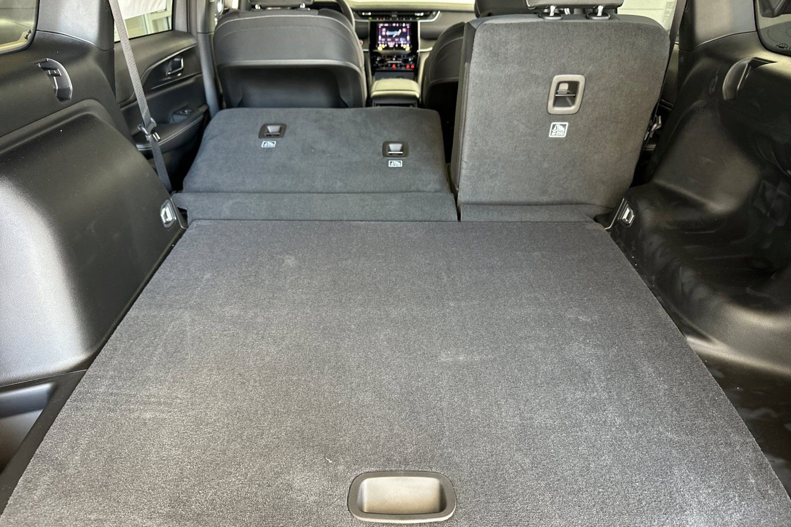 New 2025 Jeep Grand Cherokee Laredo w/ Luxury Tech Group I RWD image 16