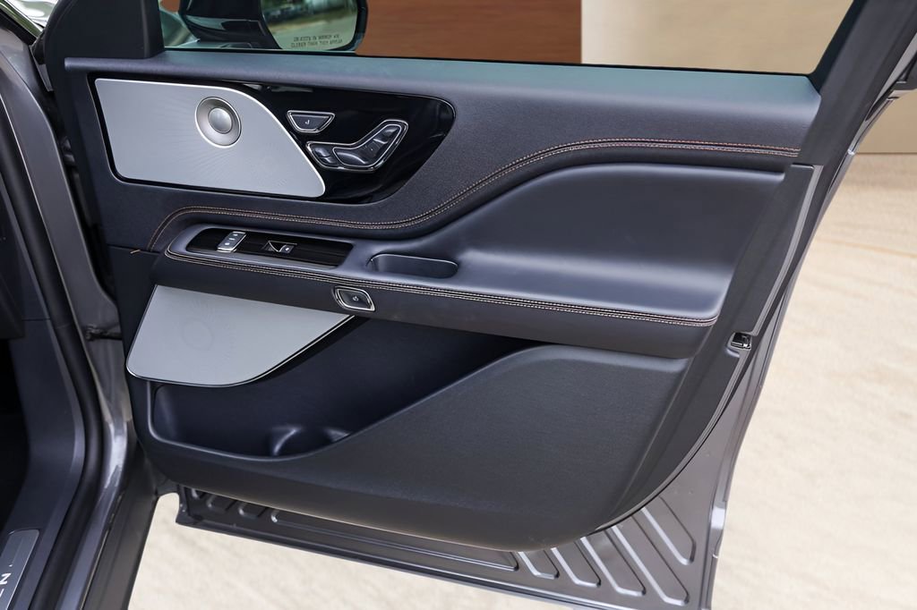 Used 2025 Lincoln Aviator Black Label image 31