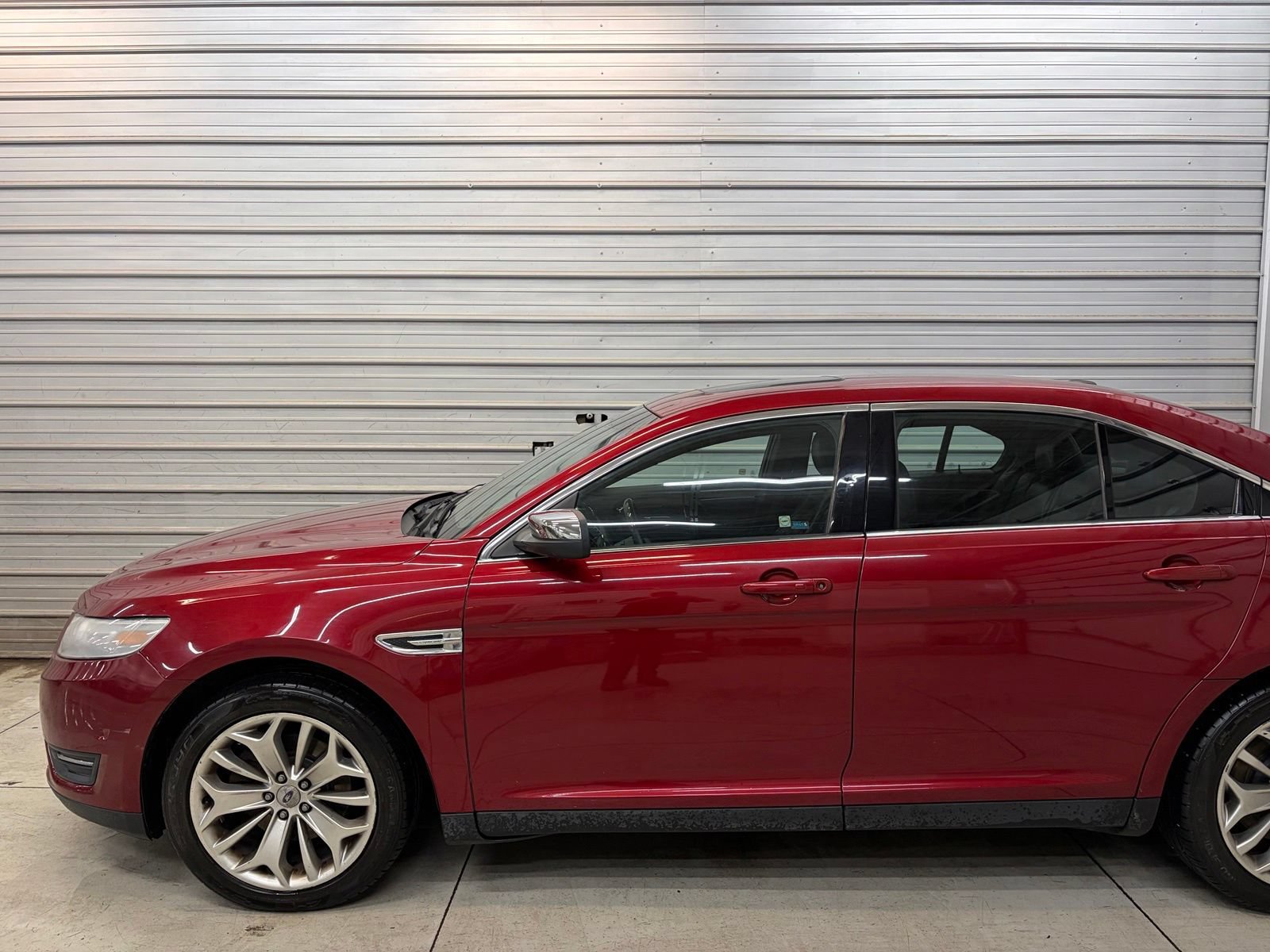 Used 2013 Ford Taurus Limited FWD image 3
