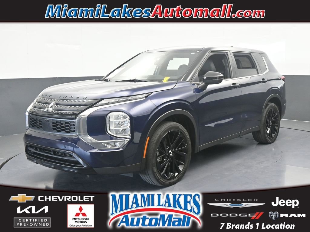 Used 2023 Mitsubishi Outlander SE image 1