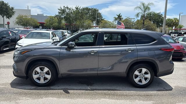 Used 2021 Toyota Highlander L FWD image 4