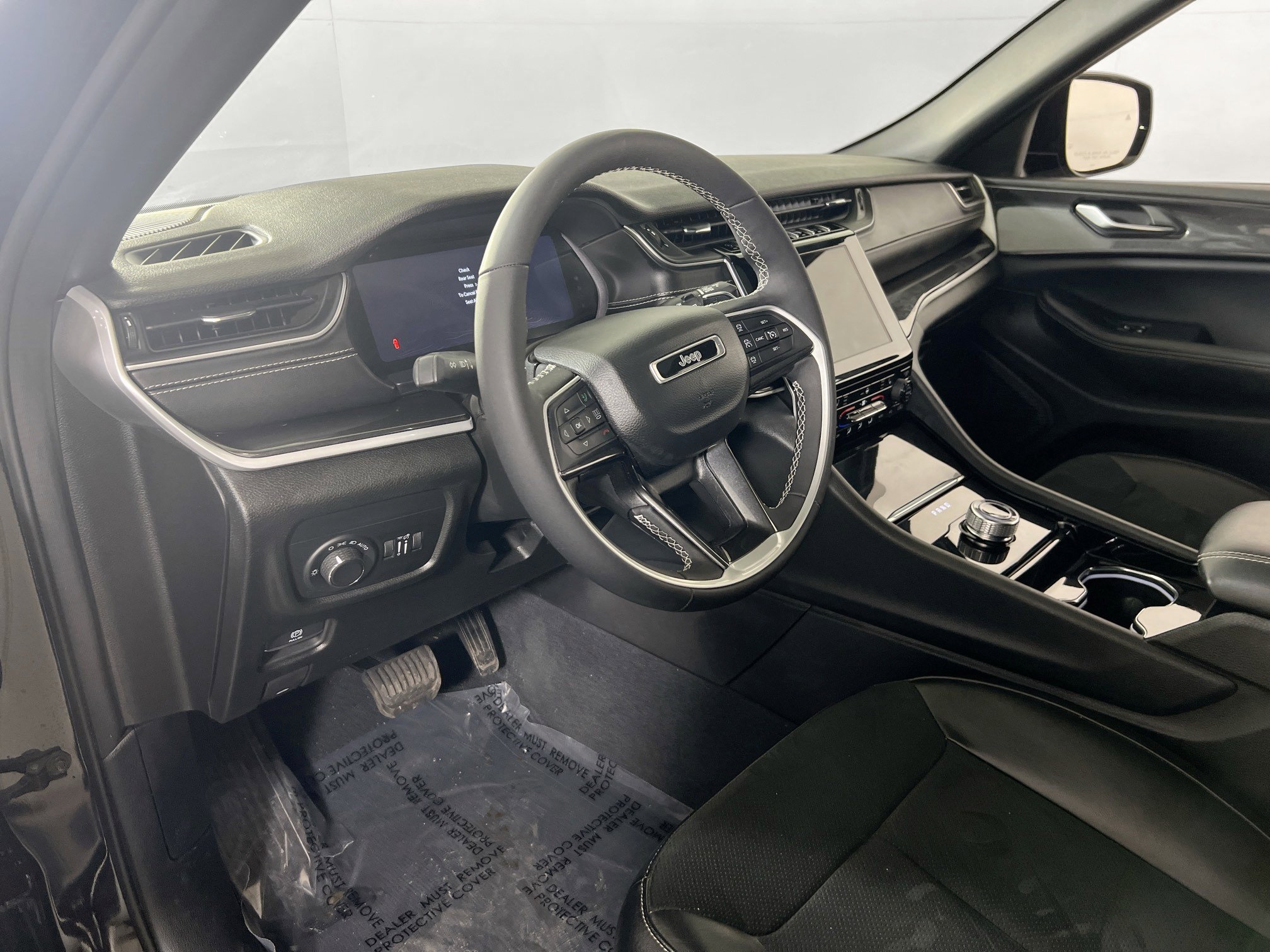Used 2023 Jeep Grand Cherokee Altitude AWD/4WD image 9