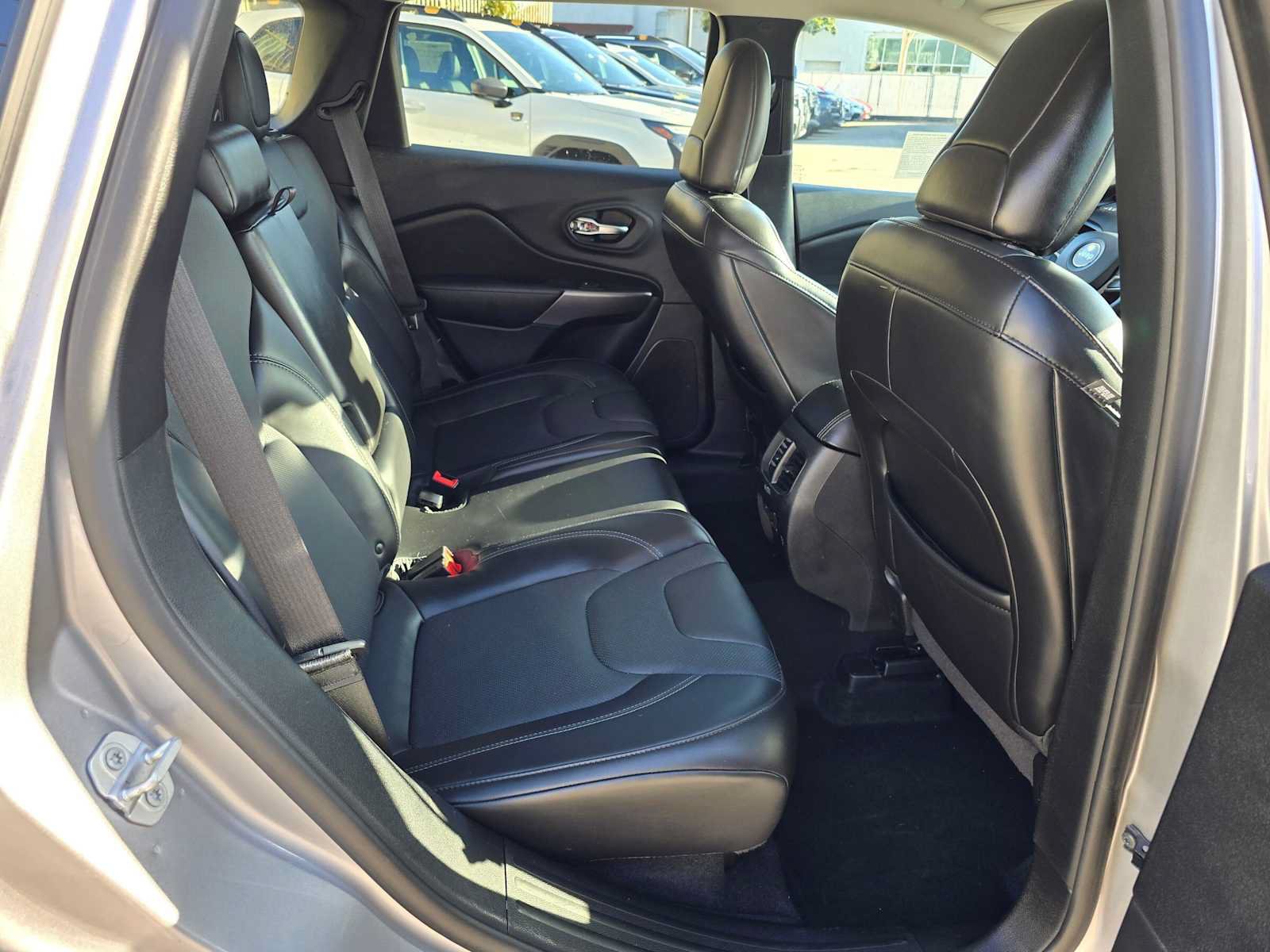 Used 2019 Jeep Cherokee Limited FWD image 12