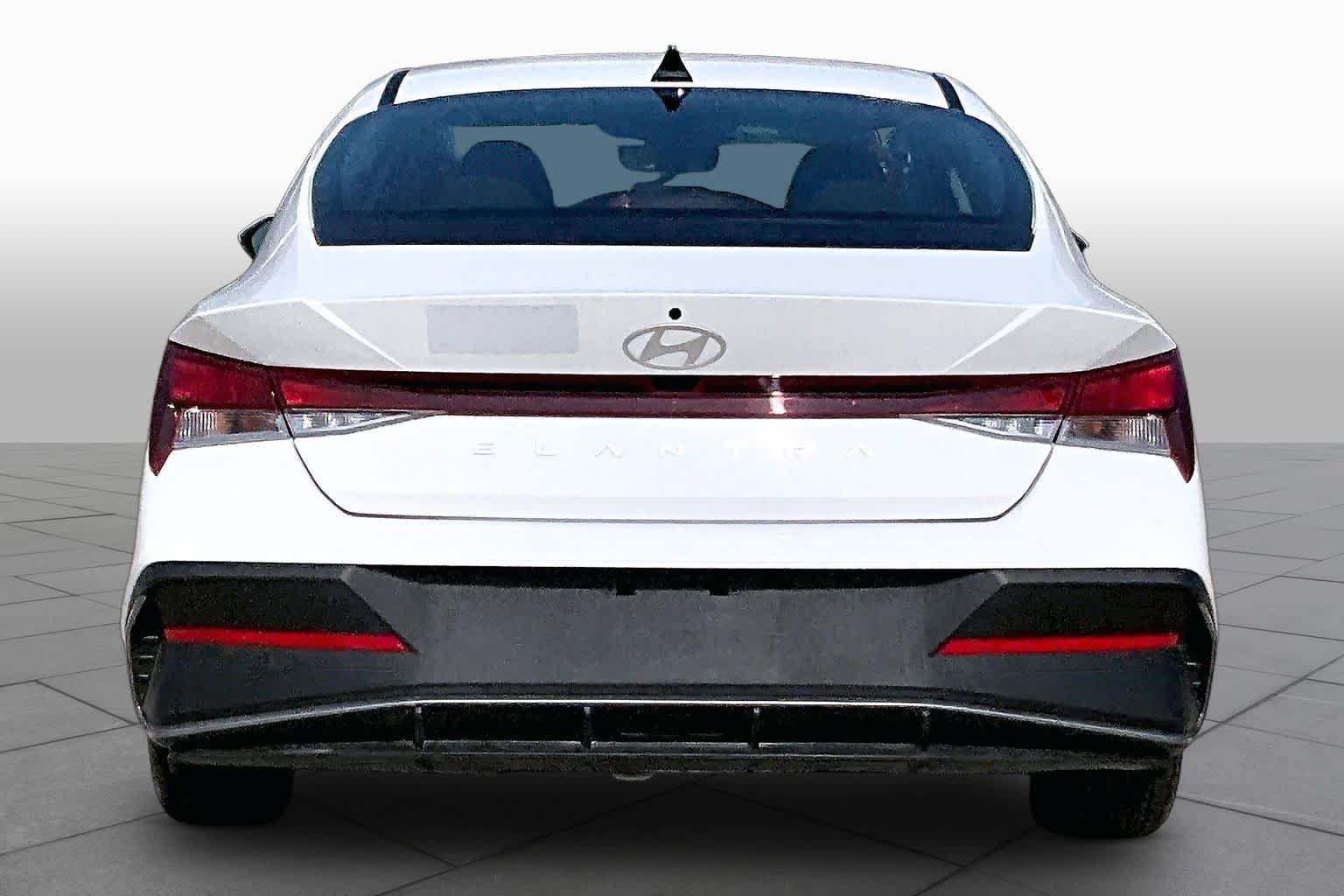 Used 2026 Hyundai Elantra SE FWD image 5