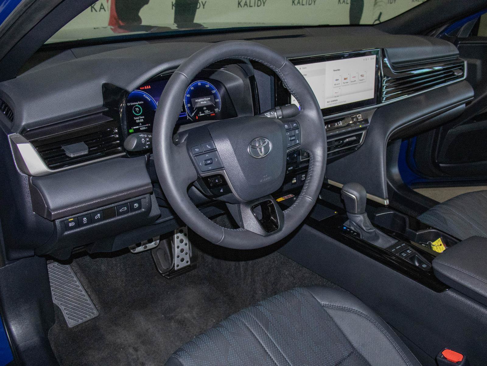 Used 2025 Toyota Camry XSE FWD image 5