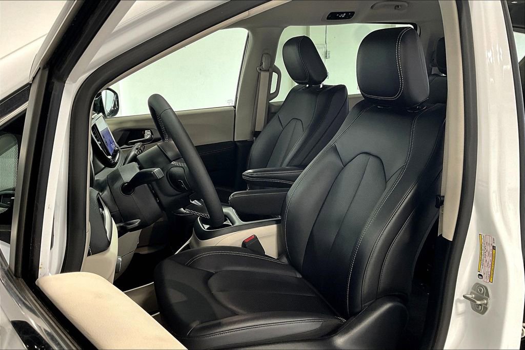 Used 2024 Chrysler Pacifica Select image 30