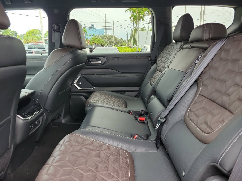 Certified 2025 Nissan Armada Platinum RWD image 19