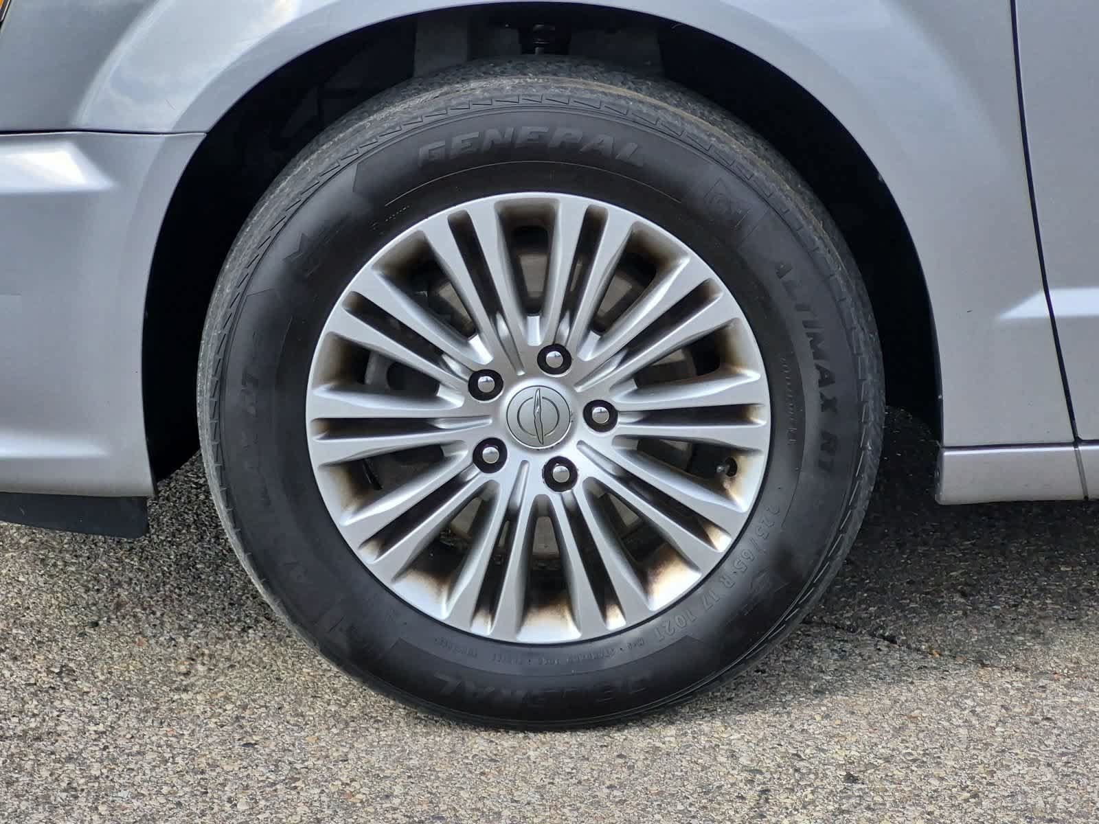 Used 2014 Chrysler Town & Country Touring-L w/ Driver Convenience Group FWD image 14