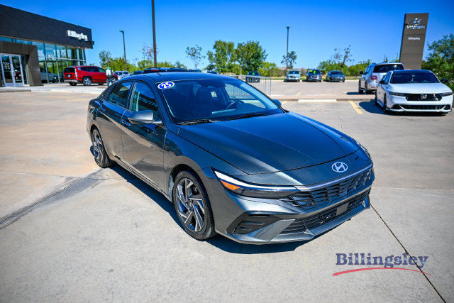 Certified 2025 Hyundai Elantra Limited FWD image 7
